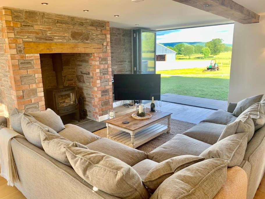 فيلا Coed Farm-Hot Tub-Sleeps 12-Near بريكون المظهر الخارجي الصورة