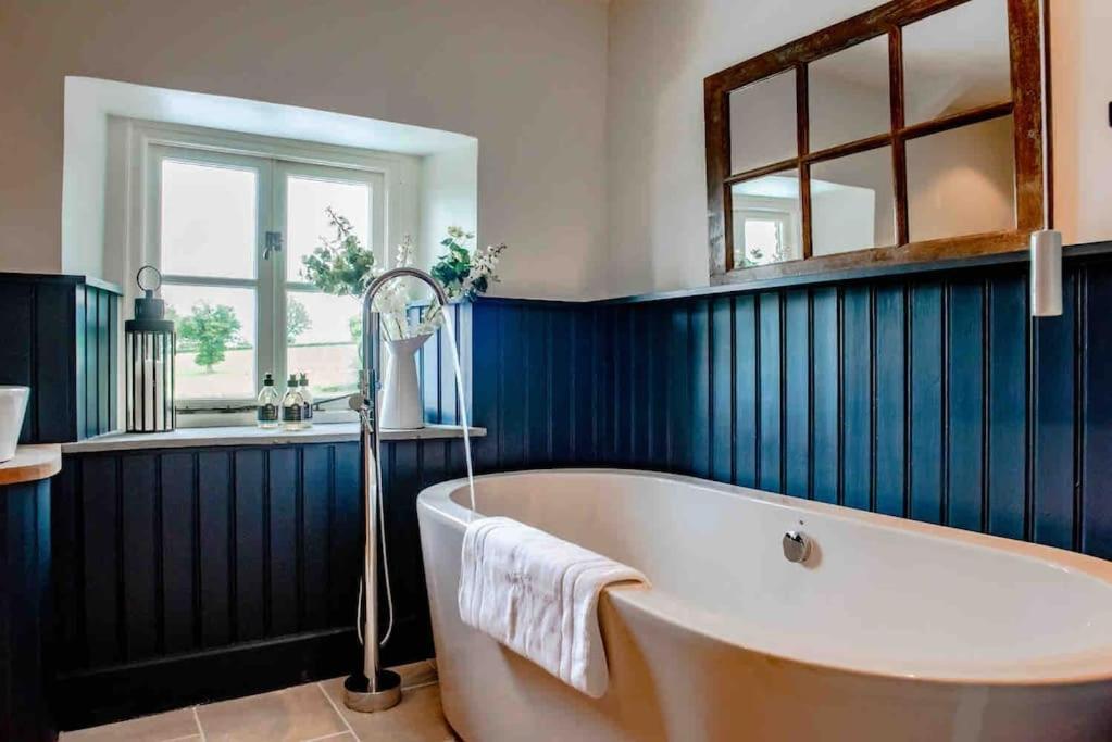 فيلا Coed Farm-Hot Tub-Sleeps 12-Near بريكون المظهر الخارجي الصورة
